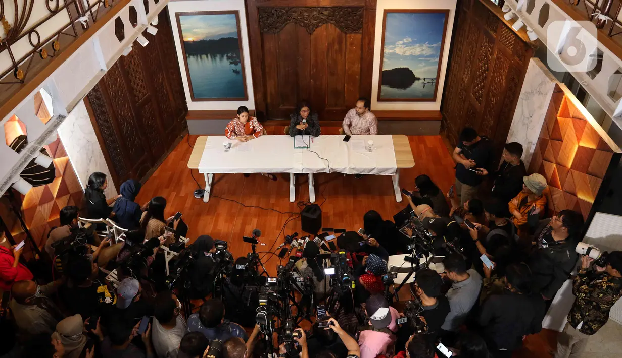 Pemilik Susi Air Susi Pudjiastuti (tengah), Direktur Susi Air Nadine Pascale (kiri), dan kuasa hukum Susi Air Donal Fariz menyampaikan keterangan terkait pembakaran pesawat dan penyanderaan Pilot Capt Philip Mark Mehrtens di Jakarta, Rabu (1/3/2023). Susi Pudjiastuti meminta maaf atas kejadian pembakaran dan penyanderaan pilot Susi Air yang berdampak kepada terhentinya 40 persen operasional penerbangan di Papua dan berharap kelompok penyanderaan bisa membebaskan pilot tersebut. (Liputan6.com/Herman Zakharia)