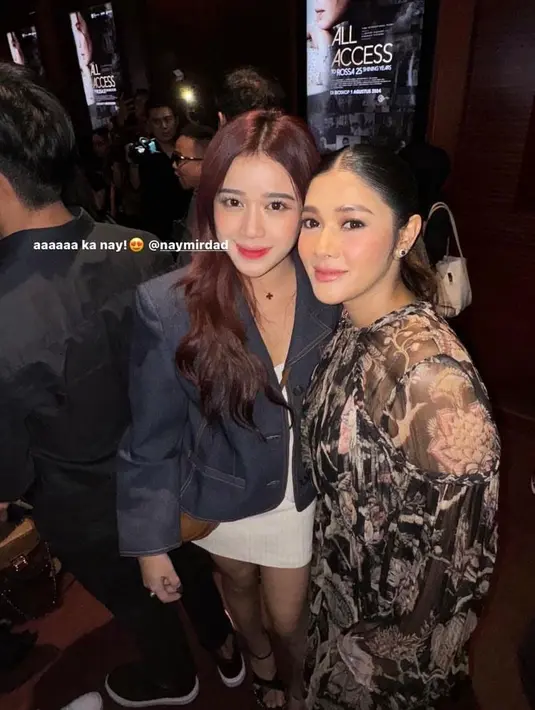 Terlihat juga Brisia Jodie dengan mini dress putih dan blazer denimnya. [@brisiajodie96].