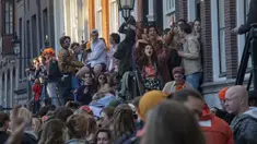 Warga merayakan Hari Raja di pusat Kota Amsterdam, Belanda, Selasa (27/4/2021). Warga berkumpul di kota-kota seluruh Belanda untuk menandai ulang tahun Raja Willem-Alexander. (AP Photo/Peter Dejong)