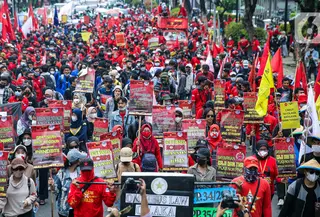 Aksi demonstrasi elemen buruh dan mahasiswa yang bertepatan dengan Hari Sumpah Pemuda di Kawasan Patung Kuda, Jakarta, Kamis (28/10/2021). Sejumlah tuntutan mereka salah satunya, pencabutan UU Nomor 11 Tahun 2019 tentang Cipta Kerja dan berbagai aturan turunannya. (Liputan6.com/Faizal Fanani)
