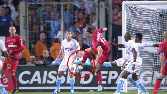 Video gol terbaik Zlatan Ibrahimovic dengan tendangan kung fu saat Paris Saint-Germain melawan Olympique de Marseille.