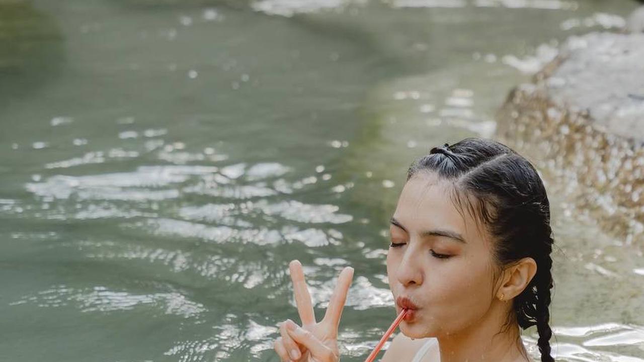 Menikmati Segarnya Air Kelapa Muda