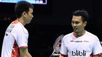 Pemain Indonesia,  Hendra Setiawan dan M.Ahsan merayakan kemenangan atas pasangan Korea Selatan pada semifinal Piala Thomas di Kunshan, China (20/5/2016). (Bola.com/PBSI)