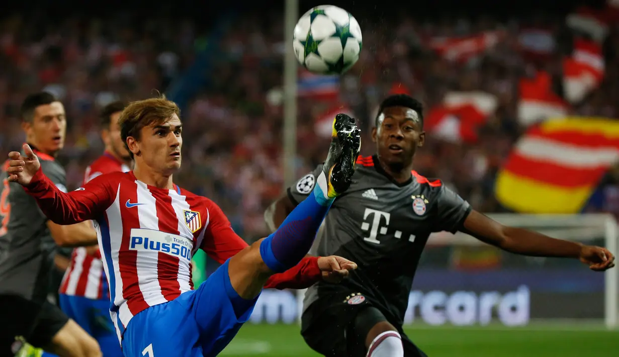 Penyerang Atletico Madrid, Antoine Griezmann (kiri) berusaha mengontrol bola dari kawalan bek Bayern Munich, David Alaba pada Liga Champions Grup D di Madrid, Spanyol, (29/9). Atletico Madrid menang atas Bayern Munchen 1-0. (Reuters/Sergio Perez)