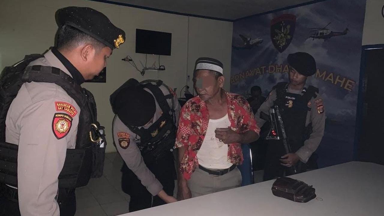 Menurut Arizal, usai menusuk istrinya, pelaku dikejar oleh massa yang marah melihat peristiwa itu. Pria tersebut melarikan diri ke kantor Sat Polairud Polres Lhokseumawe, menghindari amukan massa.
