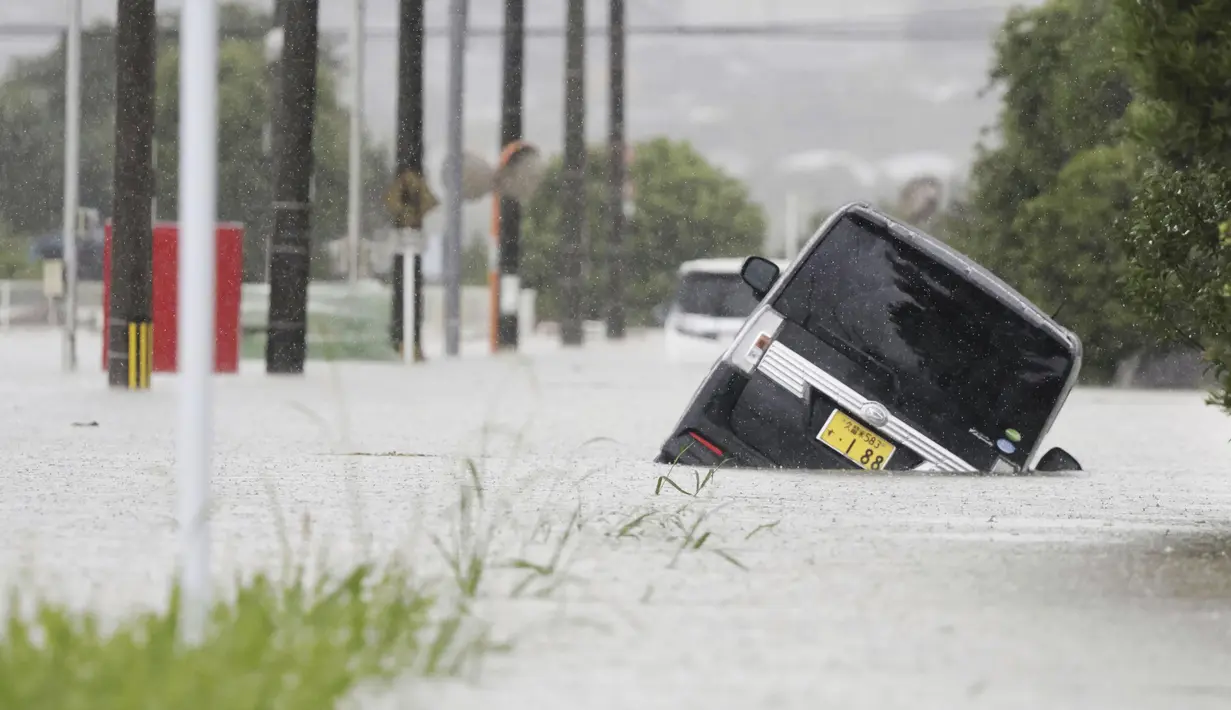 Hujan deras mengguyur Jepang barat daya, memicu banjir dan tanah longsor. (Kyodo News via AP)