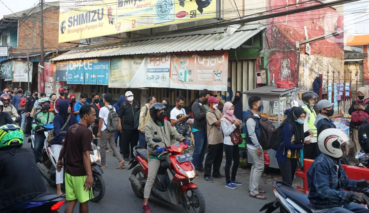 Calon penumpang antre masuk ke dalam Stasiun Citayam, Depok, Jawa Barat, Senin (8/6/2020). Memasuki fase PSBB proporsional menuju new normal Kota Depok, stasiun ramai dipadati penumpang yang kini mulai beraktivitas kembali. (Liputan6.com/Immanuel Antonius)