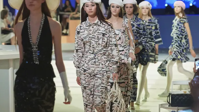 Hadirkan koleksi transisi, Chanel gelar fashion show di Bangkok