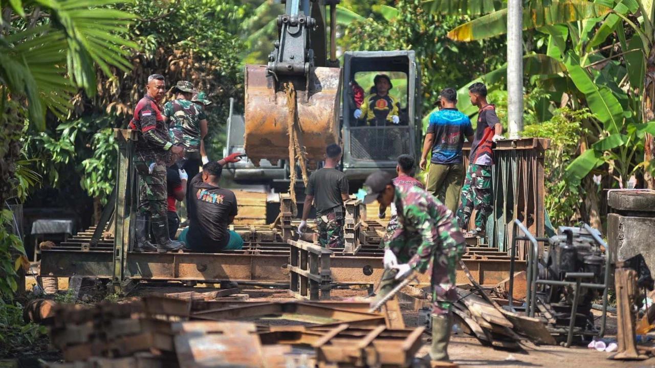 FOTO: Prajurit TNI AD Bahu Membahu Pasang Jembatan Bailey di Bireuen