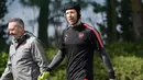 Kiper Arsenal, Petr Cech bersiap mengikuti sesi latihan di London Colney Arsenal, Inggris (25/4). Arsenal akan menghadapi wakil Spanyol, Atletico Madrid pada leg pertama babak semifinal Liga Europa. (AFP Photo/Ben Stansall)