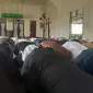 Jemaah Tarekat Naqsabandiyah Al-Khalidiyah Jalaliyah di Kabupaten Deli Serdang, Sumatera Utara (Sumut) melaksanakan Salat Idul Fitri 1445 Hijriah, Selasa (9/4/2024).