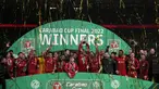 Pemain Liverpool merayakan dengan trofi piala Carabao Cup usai pertandingan Final Carabao Cup di Stadion Wembley, London, Senin (28/2/2022). Liverpool memenangkan adu penalti 11-10 setelah pertandingan berakhir imbang 0-0. (AP Photo/Alastair Grant)
