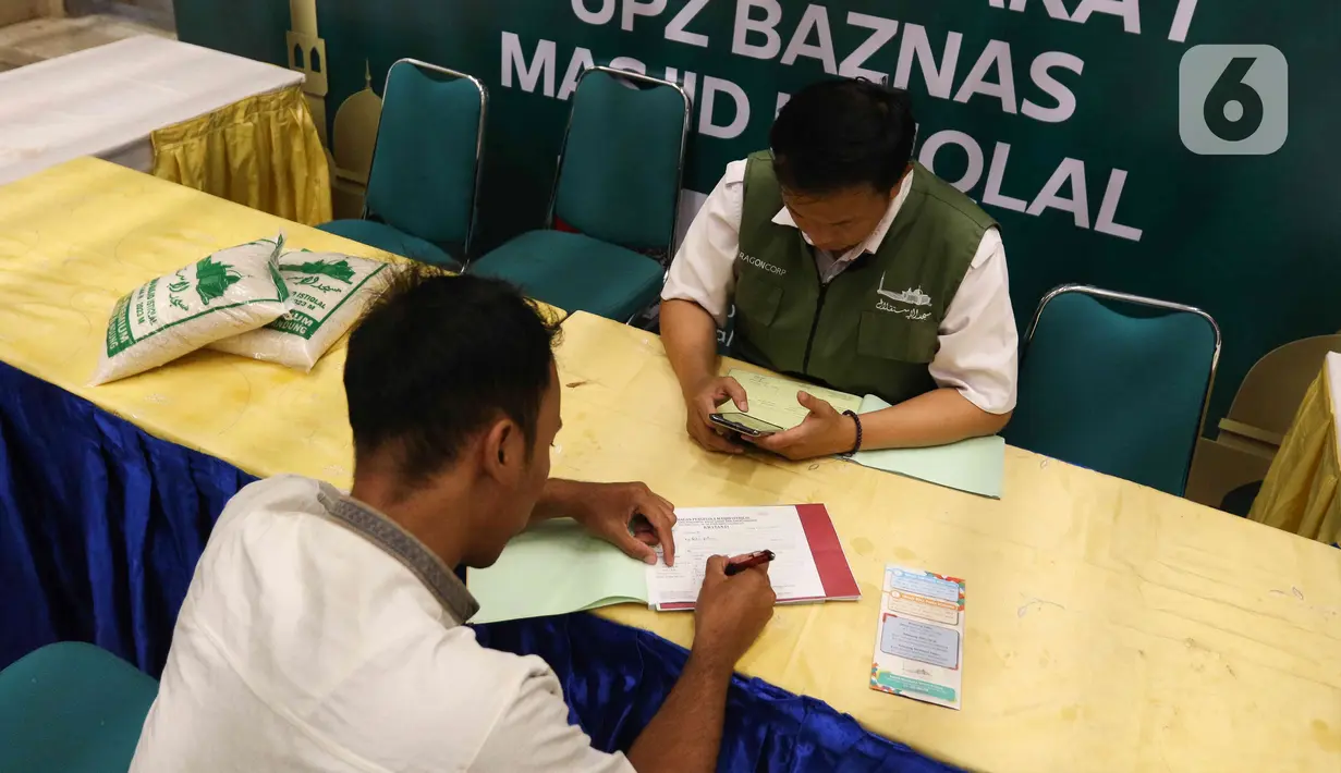 Menurut Badan Amil Zakat Nasional, zakat adalah jenis zakat yang diwajibkan kepada setiap manusia, baik laki-laki maupun perempuan muslim yang dibayarkan pada bulan Ramadhan dalam rangka menyambut Idul Fitri. (Liputan6.com/Herman Zakharia)