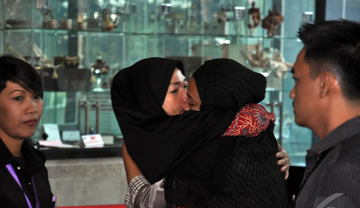 Istri Bupati Karawang Ade Swara, Nurlatifah usai menjalani pemeriksaan di gedung KPK, Jakarta (23/9). (Liputan6.com/Miftahul Hayat)