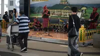 Hiburan musik tradisional sambut kedatangan penumpang di Bandara Kualanamu, Deli Serdang, Sumatera Utara (Sumut)