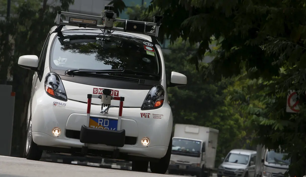 Sebuah kendaraan self-driving otonom saat demonstrasi di sebuah taman Singapura, Senin (12/10). Singapura telah meluncurkan angkutan umum pada hari Senin, berupa komuter dan bus driverless di sepanjang jalan utama kota. (REUTERS/Edgar Su)