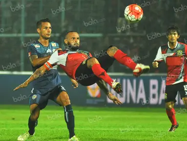 Pemain Persiba Balikpapan, Antonio Teles, melakukan tendangan salto saat melawan Arema Cronus dalam laga Torabika Soccer Championship 2016 di Stadion Kanjuruhan, Malang, Minggu (1/5/2016). (Bola.com/Iwan Setiawan)