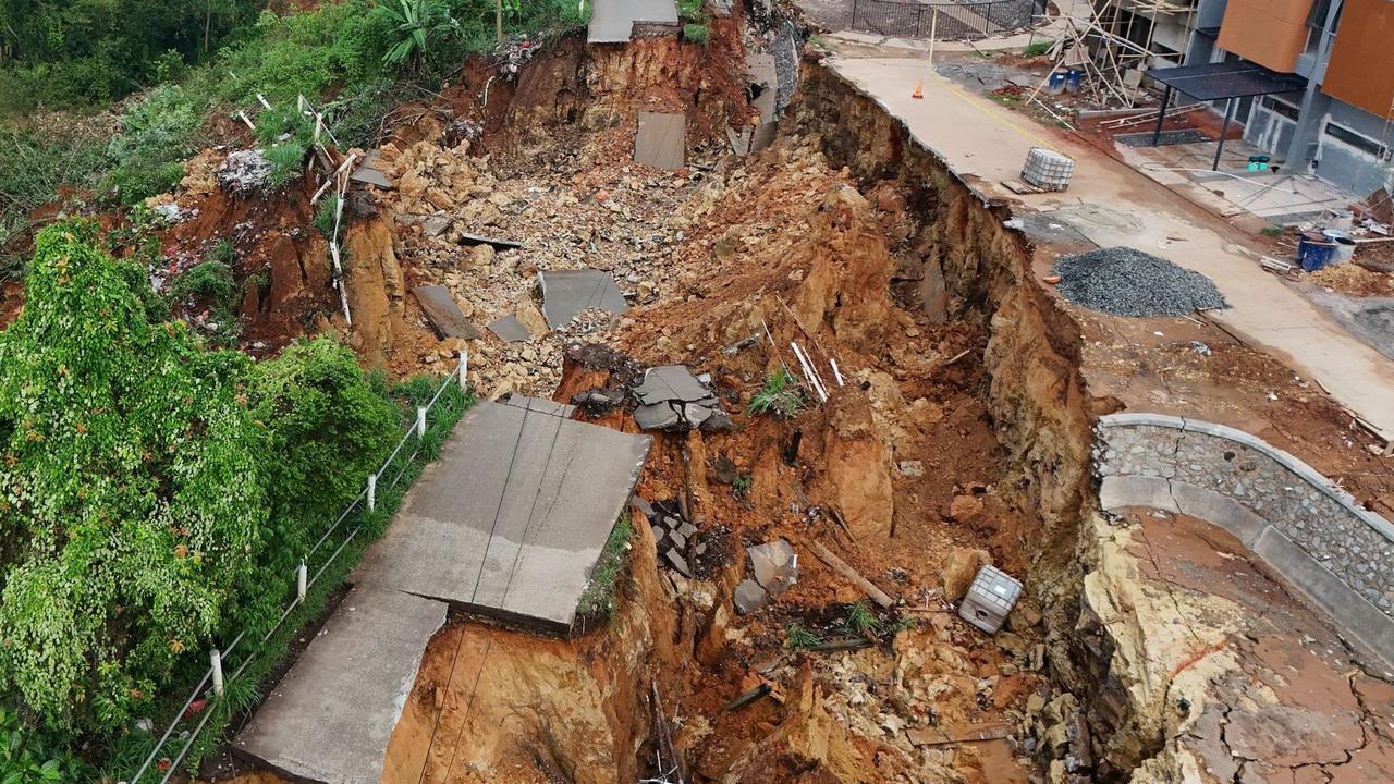 Kondisi Terkini Jalan Penghubung Tangerang-Bogor Terputus Akibat Longsor
