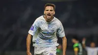 Pemain PSIM Yogyakarta,&nbsp;Nermin Haljeta saat timnya melawan Persebaya Surabaya&nbsp;pada BRI Super League 2025/2026 di Stadion Gelora Bung Tomo, Surabaya,&nbsp;Jumat (8/8/2025). (Bola.com/Abdul Aziz)&nbsp;