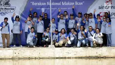 Managing Director Sinar Mas Saleh Husin dan anggota JMI berfoto bersama saat peluncuran komunitas olahraga memancing Jurnalis Mancing Indonesia (JMI) di Depok, Sabtu (21/10). (Liputan6.com/Pool)