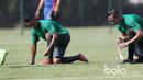 Osvaldo Haay dan Ryuji Utomo (kanan) kompak mengikat tali sepatu saat sesi latihan Timnas U-22 Indonesia di Lapangan SPH, Karawaci, Jumat (17/3/2017). Latihan ini adalah persiapan laga persahabatan melawan Mynmar. (Bola.com/Nicklas Hanoatubun)