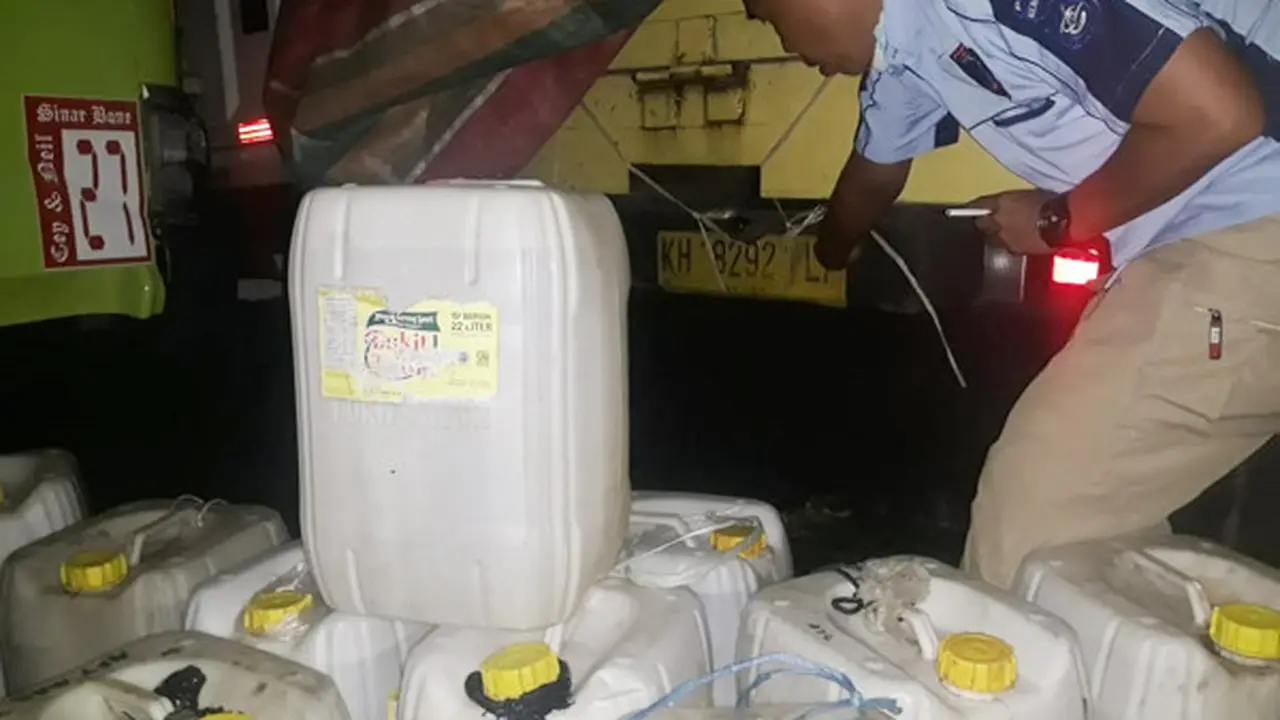 Polsek Kawasan Pelabuhan Samudera Bitung menggagalkan upaya penyelundupan sekitar 250 liter miras Cap Tikus ke Ternate, Maluku Utara melalui jalur laut, Senin malam (25/01/2021).