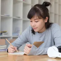 Ilustrasi perempuan menulis/copyrightshutterstock/88studio