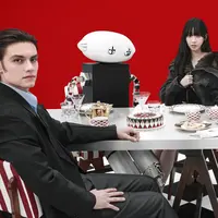 Intip kombinasi para bintang Karina aespa, Maya Hawke hingga  Louis Partridge di kampanye terbaru Prada Holiday 2024. [Dok/Prada].