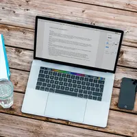 Ilustrasi laptop, mengetik, naskah, teks. (Photo by Bram Naus on Unsplash)