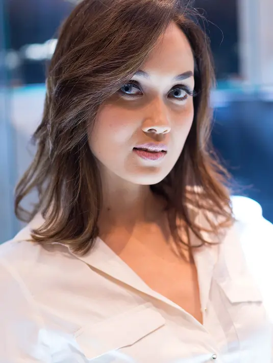 "Saya kan idungnya dikit ya jadi untuk cari kacamata yang pas dan enak di idung tuh susah. Pas pakai kacamata, kalo ketawa pasti keangkat gitu. Nah yang aku bilang itu lumayan," lanjutnya. (Dezmond Manullang/Bintang.com)