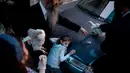 Pria Yahudi ultra-Ortodoks mengayunkan ayam memutari kepala cucunya dalam ritual Kaparot di Bnei Brak, Israel, Minggu (16/9). Praktik ini dilakukan dengan mengayunkan ayam memutari kepala sebanyak tiga kali dengan iringan doa-doa. (AP/Oded Balilty)