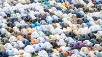 Ilustrasi umat muslim sedang sholat berjamaah (pexels/kafeel-ahmed)