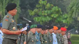 Panglima TNI Jenderal TNI Moeldoko memimpin upacara pelepasan keberangkatan 800 prajurit TNI ke Darfur, Jakarta, Rabu (18/2/2015). Sejumlah 800 prajurit TNI siap diberangkatkan ke Darfur  sebagai pasukan perdamaian PBB. (Liputan6.com/Herman Zakharia)