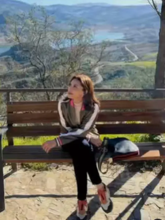 Di Andalucia, Najwa Shihab menjadi cewek bumi. Ia memadukan atasan nude dan jaket berwarna army bergaris [instagram/najwashihab]