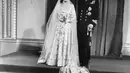 File foto 20 November 1947 memperlihatkan foto pernikahan resmi Putri Elizabeth (calon Ratu Elizabeth II) dan suami barunya Duke of Edinburgh, Philip setelah mereka kembali ke Istana Buckingham usai pernikahan mereka di Westminster Abbey. (AP Photo/File)