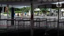Sejumlah orang berada di area Stadion Utama Gelora Bung Karno (SUGBK), Jakarta, Jumat (10/3/2023). Jelang konser girl band asal Korea Selatan, Blackpink, SUGBK ditutup sementara untuk umum dari tanggal 10-12 Maret 2023. (Liputan6.com/Johan Tallo)