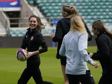 Kate Middleton, Duchess of Cambridge, berlari saat dia menghadiri sesi pelatihan tim rugby Inggris sebagai bagian dari peran barunya sebagai Pelindung Persatuan Sepak Bola Rugbi di Stadion Twickenham, di London (2/2/2022). (AP Photo/Alberto Pezzali)