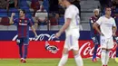 Secara mengejutkan, Levante menambah gol di menit ke-57. Jose Campana (kiri) sukses mengkonversi umpan lambung yang diberikan oleh de Frutos menjadi tendangan voli keras yang menghujam ke gawang Los Blancos. Levante unggul dengan skor 2-1 atas Real Madrid. (Foto: AP/Alberto Saiz)