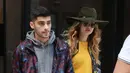 Pasangan muda ini nampak kompak dengan mengenakan outfit kasual jaket patterned dengan model yang serupa. Zayn dan Gigi tak terpisahkan, keduanya pun saling bergandengan tangan. (dailymail/Bintang.com)