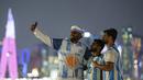Fans Argentina berswafoto di corniche Doha, di Doha, Qatar, Senin, 12 Desember 2022. Argentina akan menghadapi Kroasia dalam pertandingan semifinal Piala Dunia 2022 di Stadion Lusail Iconic Qatar, Rabu (14/12/2022) mulai pukul 02.00 WIB. (AP Photo/Andre Penner)