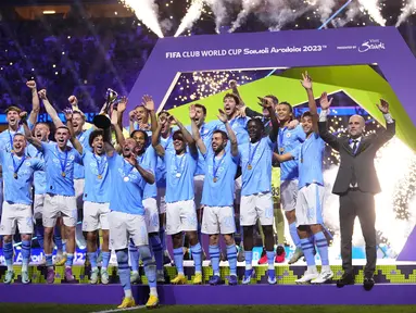 Pemain Manchester City, Kyle Walker mengangkat trofi setelah timnya berhasil menjuarai Piala Dunia Antarklub 2023 di King Abdullah Sports City, Jeddah, Arab Saudi, Sabtu (23/12/2023) dini hari WIB. Manchester City menang dengan skor 4-0. (AP Photo/Manu Fernandez)