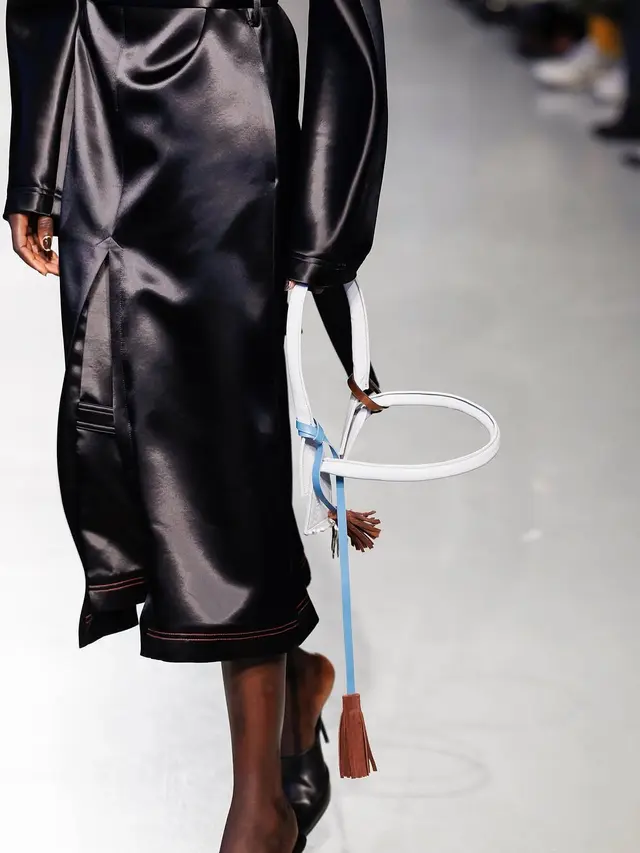 Tren Tas No Budget di Paris Fashion Week 2025, Hanya Tampilkan Pegangan Tas