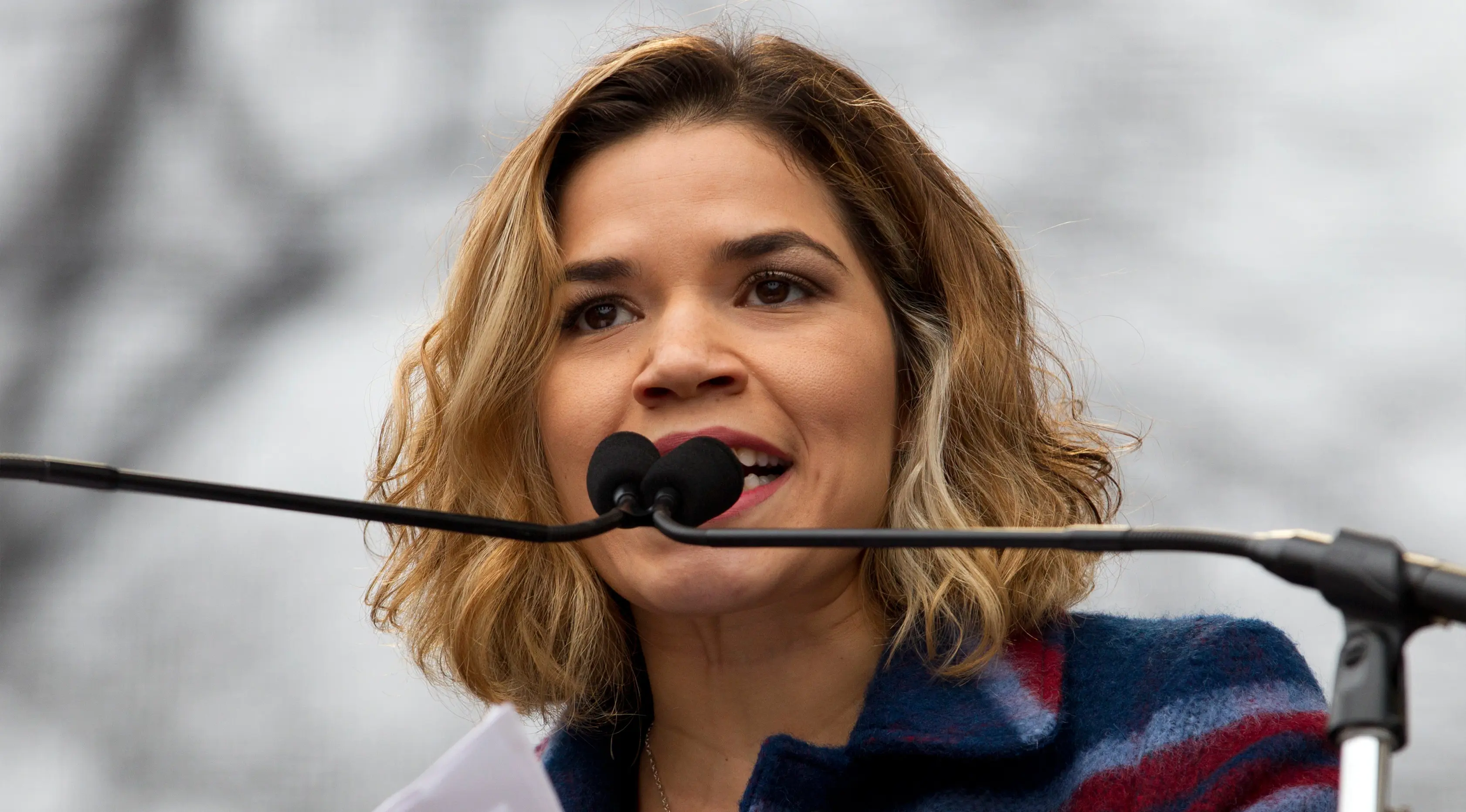 Aktris America Ferrera berbicara diatas panggung saat mengikuti Women's March di Washington, AS (21/1). Aksi tersebut juga menyimbolkan ketidaksepakatannya dengan sejumlah kebijakan Donald Trump. (AP Photo / Jose Luis Magana)