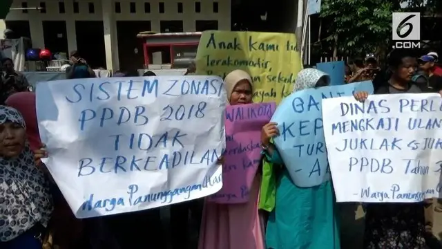 Penerimaan sisa baru di Tangerang berjalan ricuh. Warga mempermasalahkan sistem zonasi yang mengakibatkan anak mereka tidak bisa mendaftar di SMP yang ada di dekat rumah.
