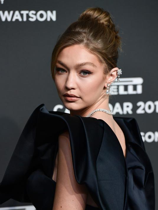 Model AS Gigi Hadid berpose menjelang peluncuran Kalender Pirelli 2019 di Pirelli HangarBicocca di Milan (5/12). Gigi Hadid merupakan salah satu model yang muncul di Kalender Pirelli 2019. (AFP Photo/Miguel Medina)