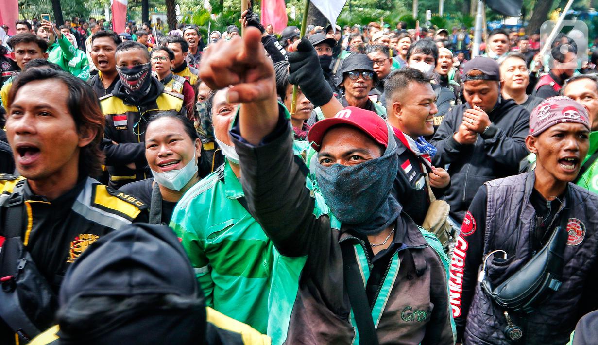 Ratusan pengemudi ojek online melakukan aksi di depan Balai Kota Jakarta, Rabu (8/2/2023). Dalam aksinya, mereka menolak penerapan jalan berbayar atau electronic road pricing (ERP) diterapkan di Jakarta. (Liputan6.com/Angga Yuniar)