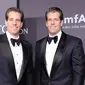 Tyler dan Cameron Winklevoss, pria kembar identik yang kini menjadi miliarder Bitcoin pertama di dunia (Sumber: The Verge)