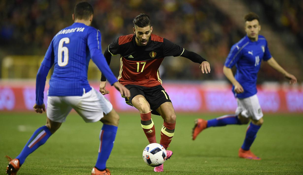 Gelandang Belgia, Yannick Carrasco berusaha melewati pemain Italia, Antonio Candreva pada laga persahabatan di Stadion King Baudouin, Belgia, Sabtu (13/11/2015). (AFP Photo/John Thys)