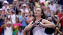 Reaksi Daria Snigur usai mengalahkan Simona Halep pada putaran pertama kejuaraan tenis US Open 2022 di New York, Amerika Serikat, Senin (29/8/2022). Daria Snigur memberikan simbol hati pada pendukungnya sebagai bentuk kemenangan untuk Ukraina. (AP Photo/Seth Wenig)