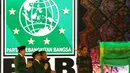 Presiden memukul bedug sebagai tanda dibukanya Mukernas PKB di JCC, Jakarta, Jum'at (5/2/2016). Mukernas PKB mengambil tema "Holopis Kuntul Baris, Menangkan Rakyat Dalam Persaingan Global" (Liputan6.com/Faizal Fanani)